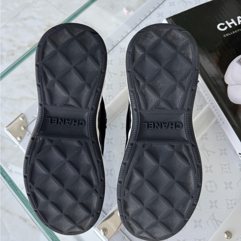 Chanel 🖤 Mint! Black and White Sneakers Sz 38 Whole Package - Picture 11 of 14